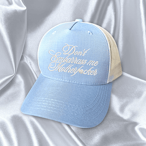 Sabrina Carpenter - Gorra Bordada “Don’t Embarrass Me”