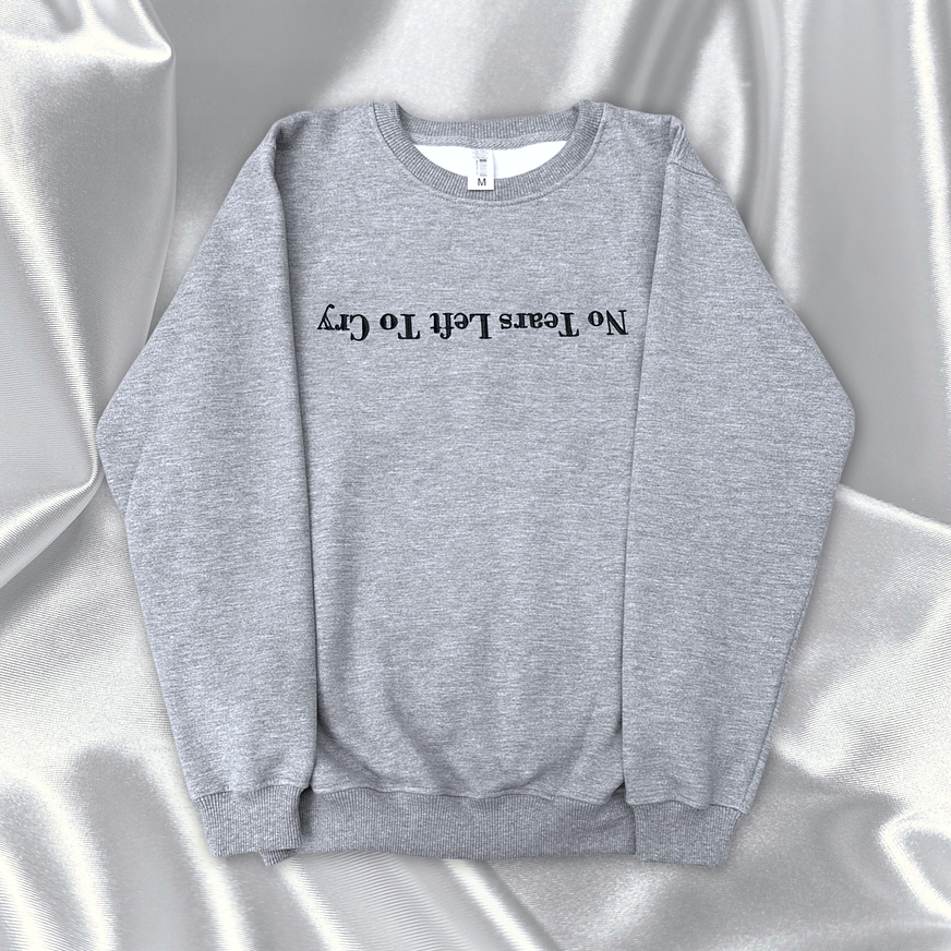 Ariana Grande - Polera Bordada “No Tears Left To Cry” Gris 1