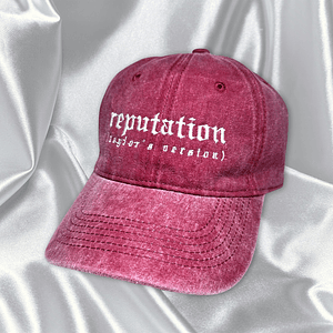 Taylor Swift - Gorra Bordada Reputation Taylor’s Version Guinda