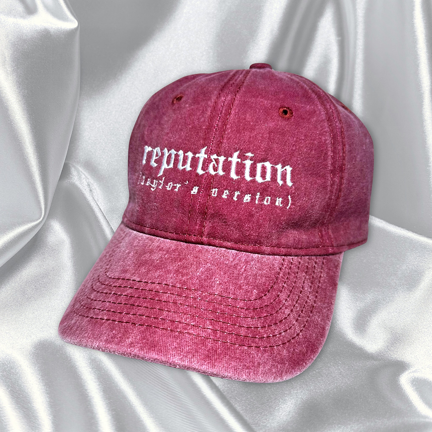 Taylor Swift - Gorra Bordada Reputation Taylor’s Version Guinda 1