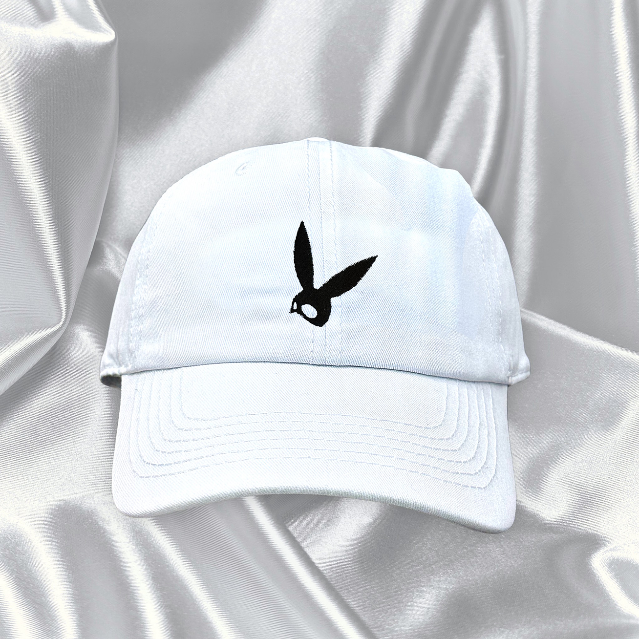 Ariana Grande - Gorra Bordada “Dangerous Woman” Blanco 1