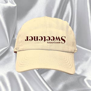 Ariana Grande - Gorra Bordada Sweetener (Beige)