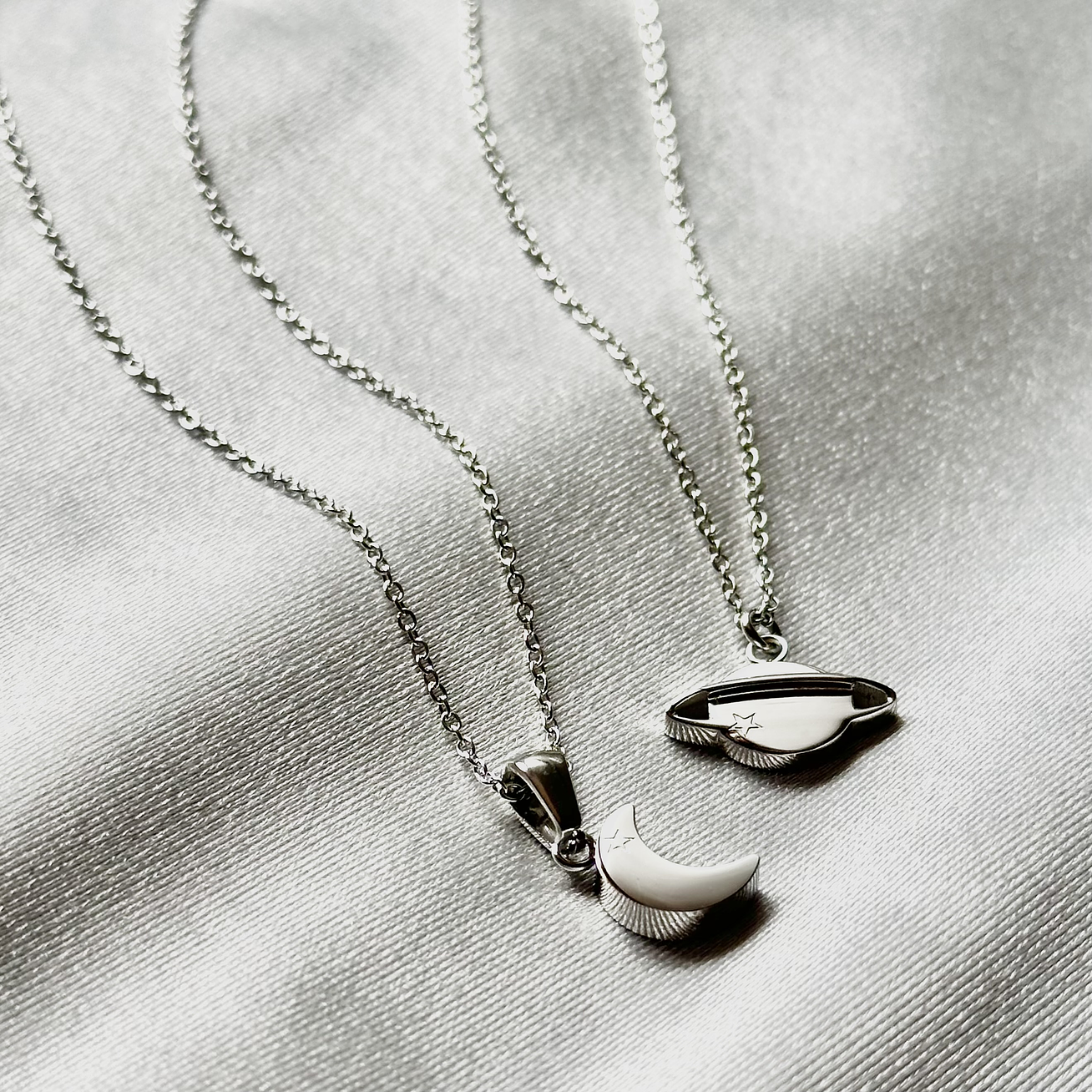 Taylor Swift - Collares Moon & Saturn (Folklore) 1