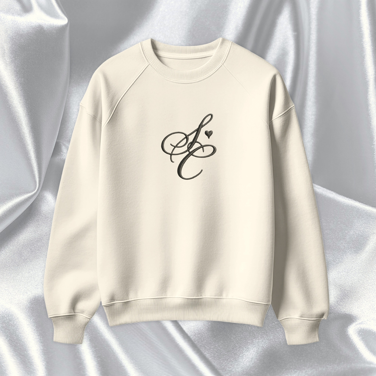 Sabrina Carpenter - Polera Bordada “SC ❤️” 1