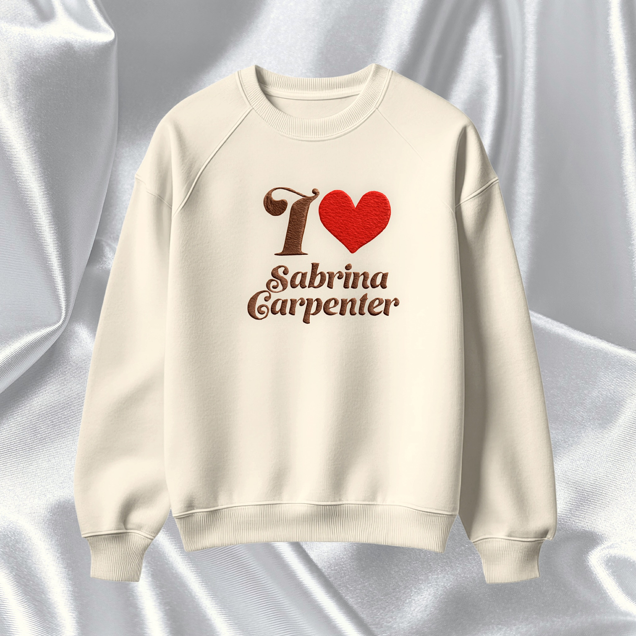 Sabrina Carpenter - Polera Bordada “I Love Sabrina Carpenter” 1