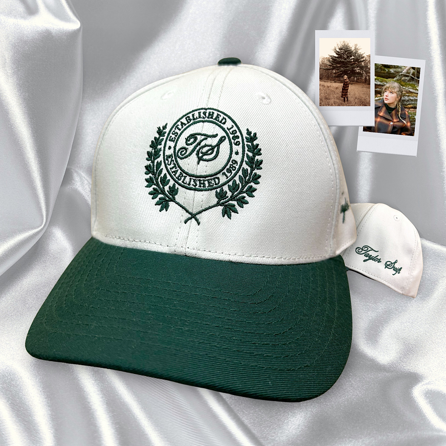 Taylor Swift - Gorra Bordada “Established 1989” Crema + Verde 1