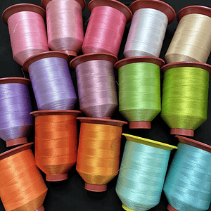 ARIANA GRANDE - PACK ERAS ARIANA (POLERA NEGRA + PINES + POLAROIDS