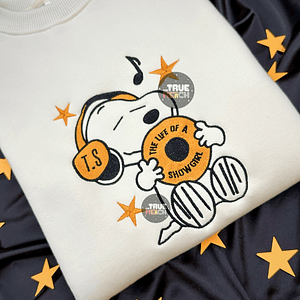 Taylor Swift - Polera Bordada “The Life Of A Showgirl” Snoopy