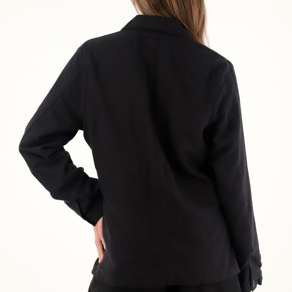 Blazer negro con bordados para mujer 1