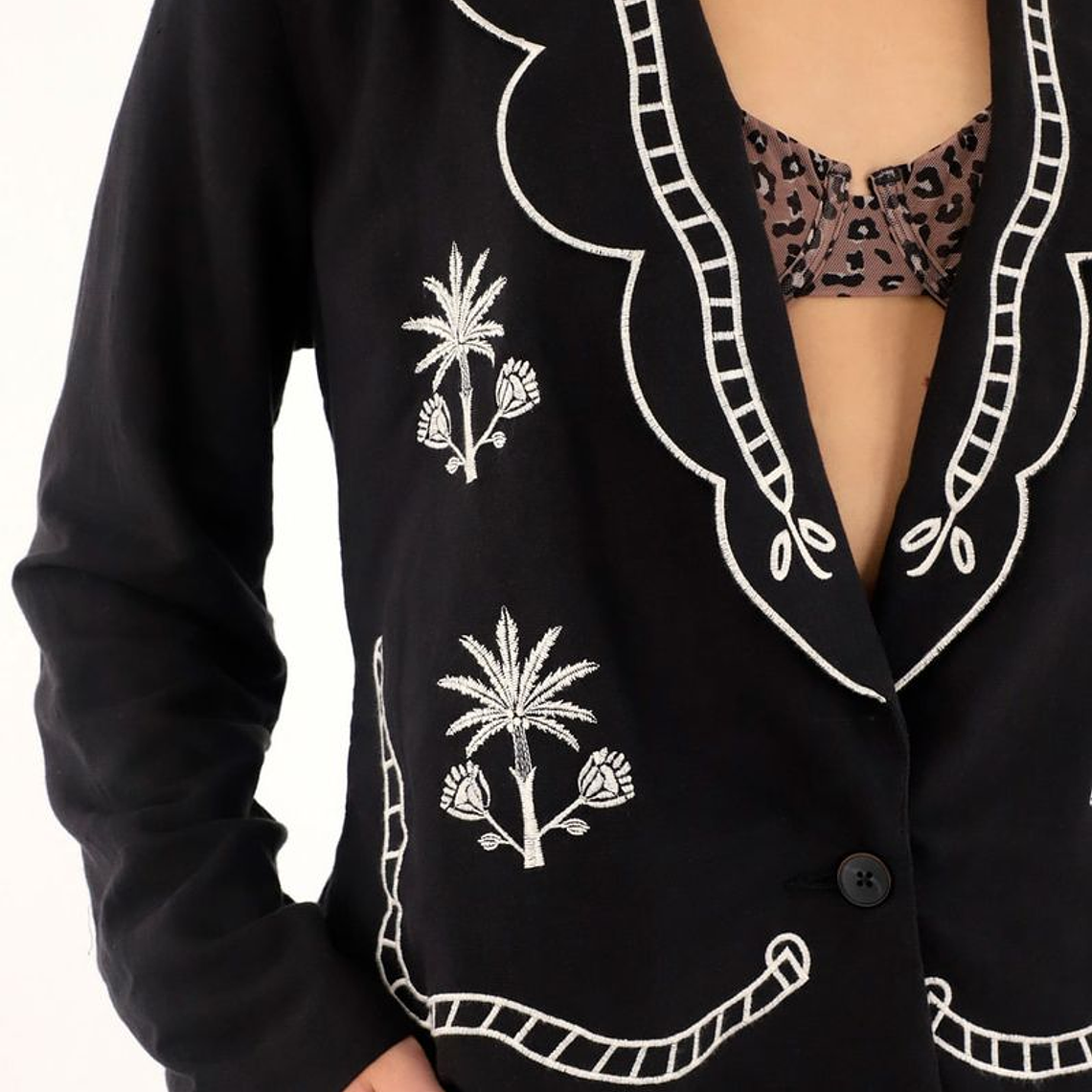 Blazer negro con bordados para mujer 2