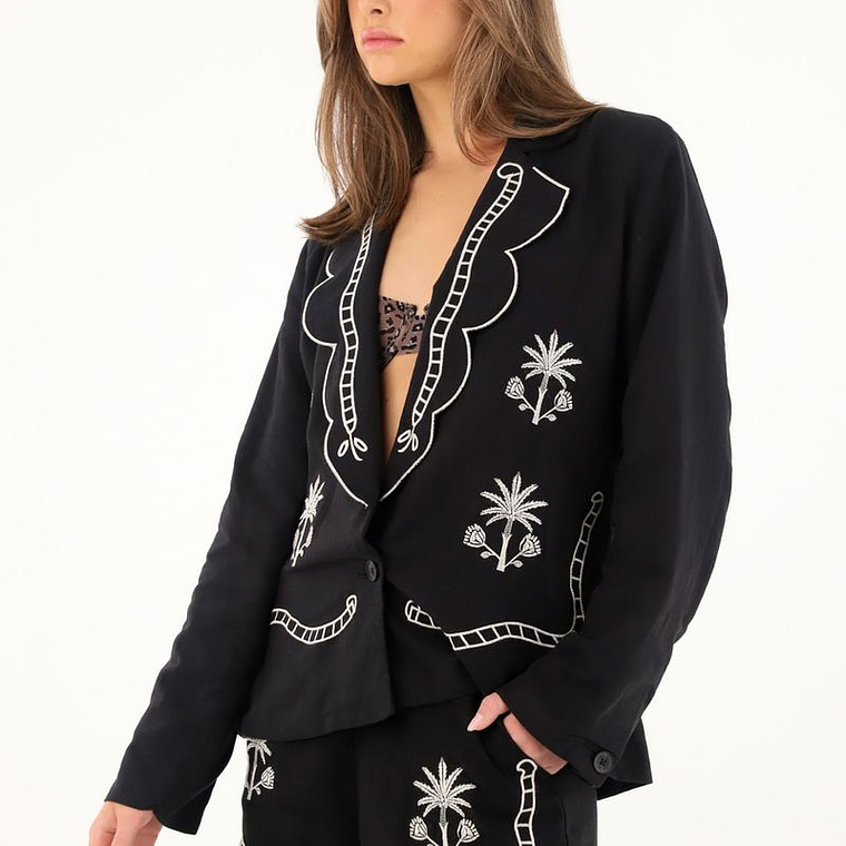Blazer negro con bordados para mujer 4