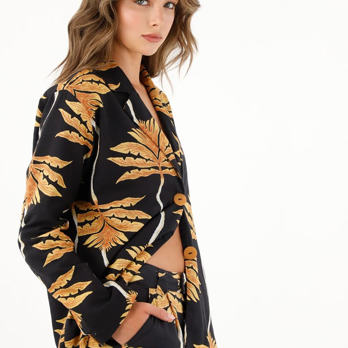 Abrigo negro estampado de silueta amplia para mujer 1