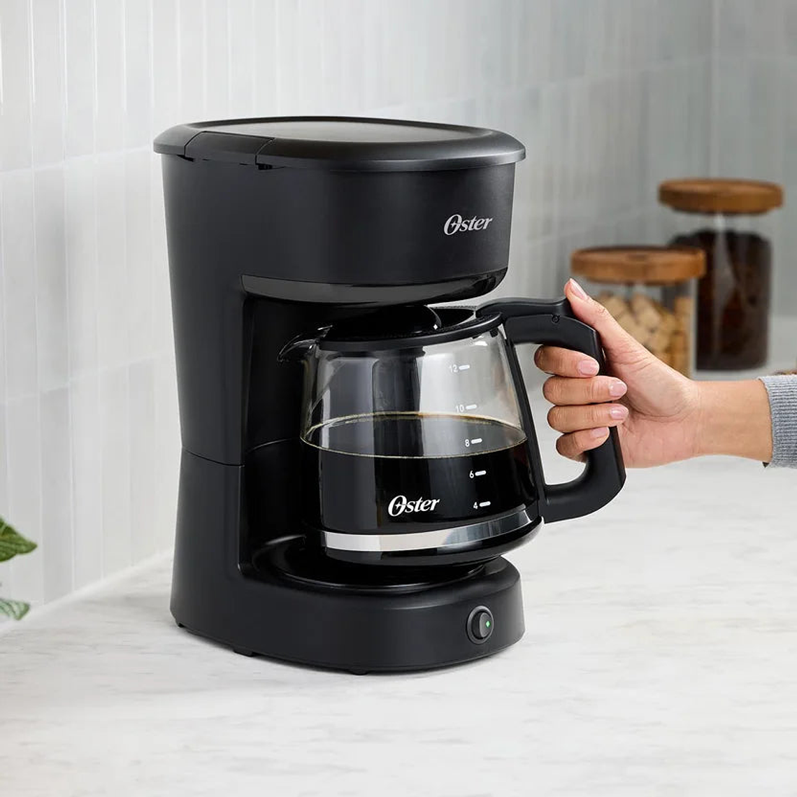 Cafetera de 12 Tazas de Capacidad Oster con Filtro Reutilizable, Botón con Luz de Encendido y Apagado, Función Pausa y Servir, Ventanilla de Agua, Jarra con Medidas, Color Negro 2