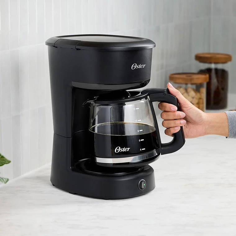 Cafetera de 12 Tazas de Capacidad Oster con Filtro Reutilizable, Botón con Luz de Encendido y Apagado, Función Pausa y Servir, Ventanilla de Agua, Jarra con Medidas, Color Negro 2