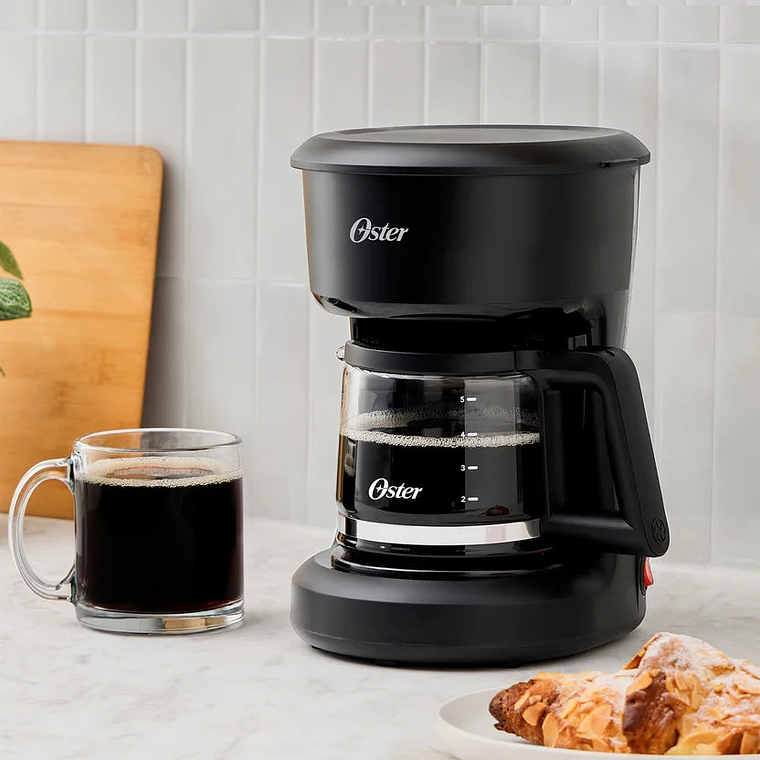 Cafetera de 5 Tazas de Capacidad Oster con Filtro Reutilizable, Botón con Luz de Encendido y Apagado, Función Pausa y Servir, Ventanilla de Agua, Jarra con Medidas, Color Negro 2