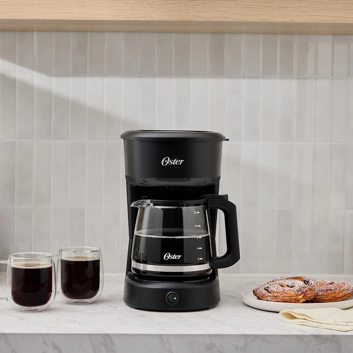 Cafetera de 12 Tazas de Capacidad Oster con Filtro Reutilizable, Botón con Luz de Encendido y Apagado, Función Pausa y Servir, Ventanilla de Agua, Jarra con Medidas, Color Negro 3