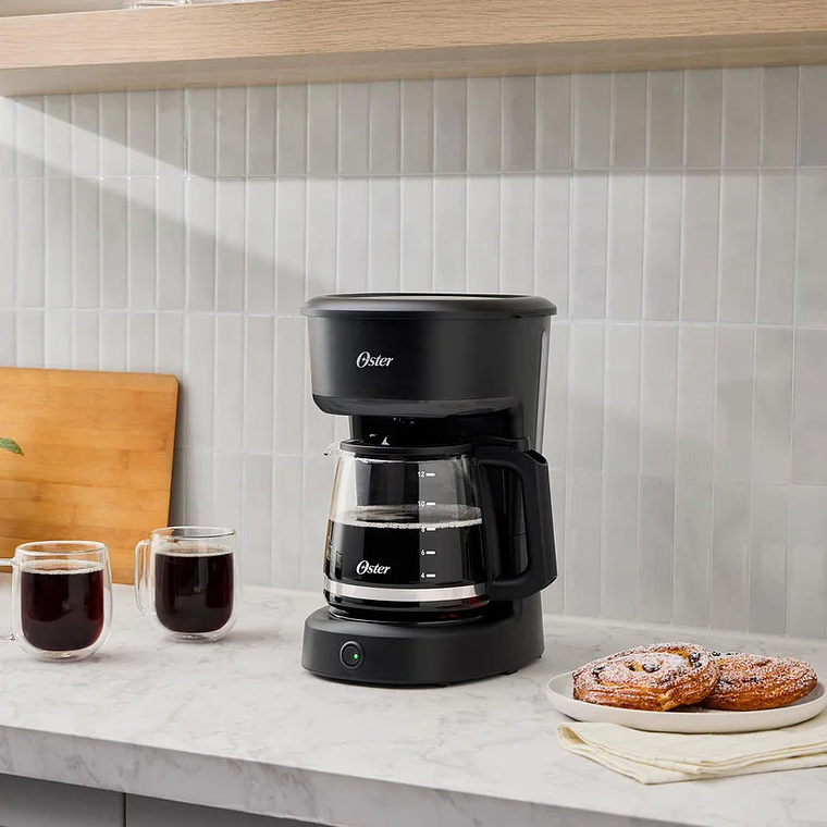Cafetera de 12 Tazas de Capacidad Oster con Filtro Reutilizable, Botón con Luz de Encendido y Apagado, Función Pausa y Servir, Ventanilla de Agua, Jarra con Medidas, Color Negro 4