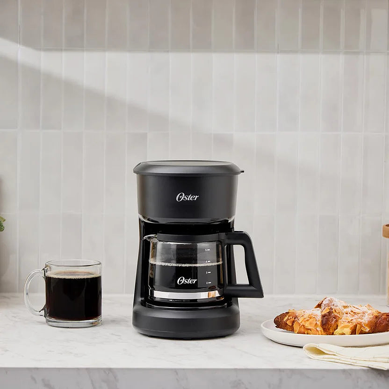 Cafetera de 5 Tazas de Capacidad Oster con Filtro Reutilizable, Botón con Luz de Encendido y Apagado, Función Pausa y Servir, Ventanilla de Agua, Jarra con Medidas, Color Negro 5