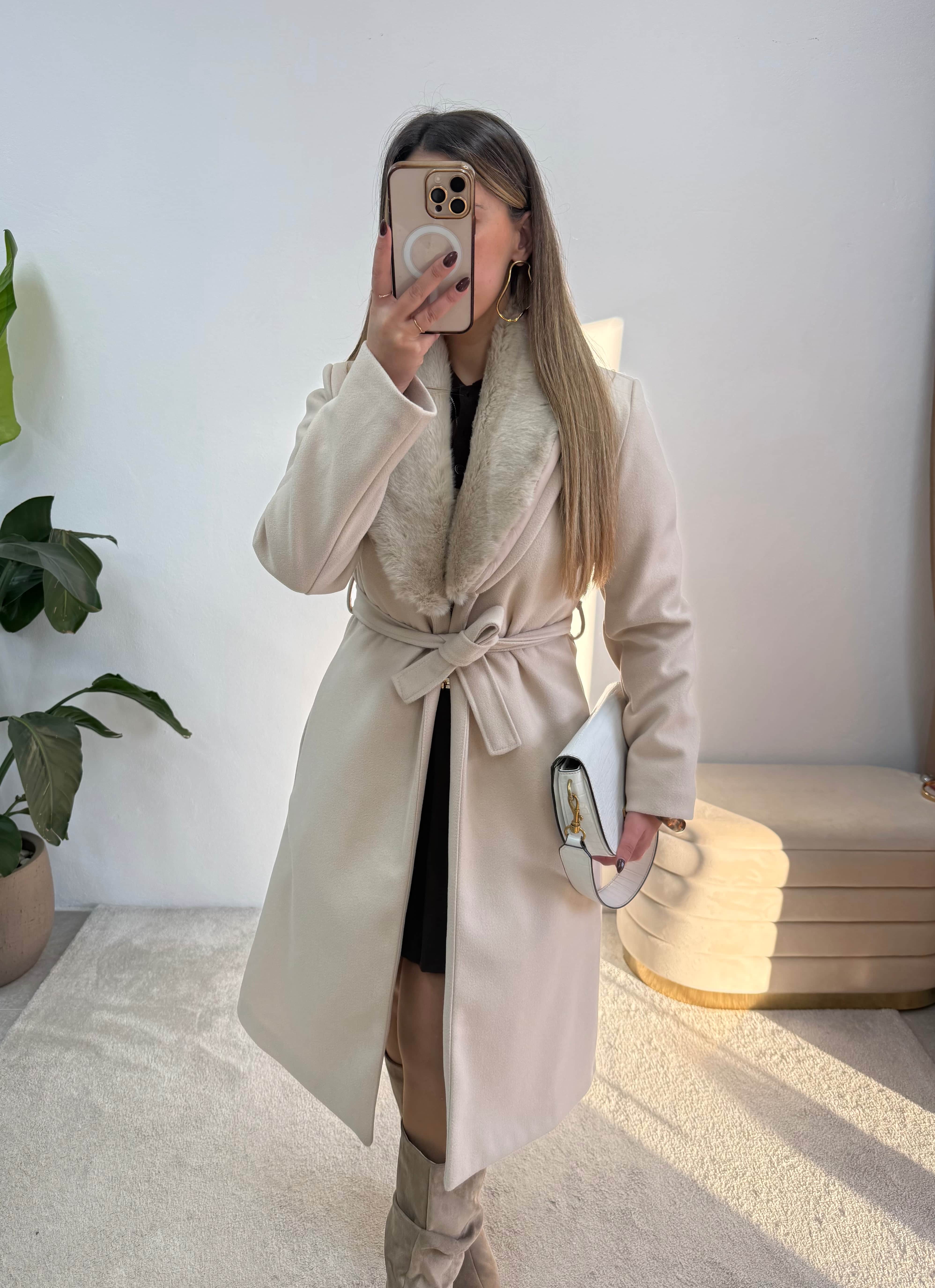 Sobretudo bege com gola em pêlo