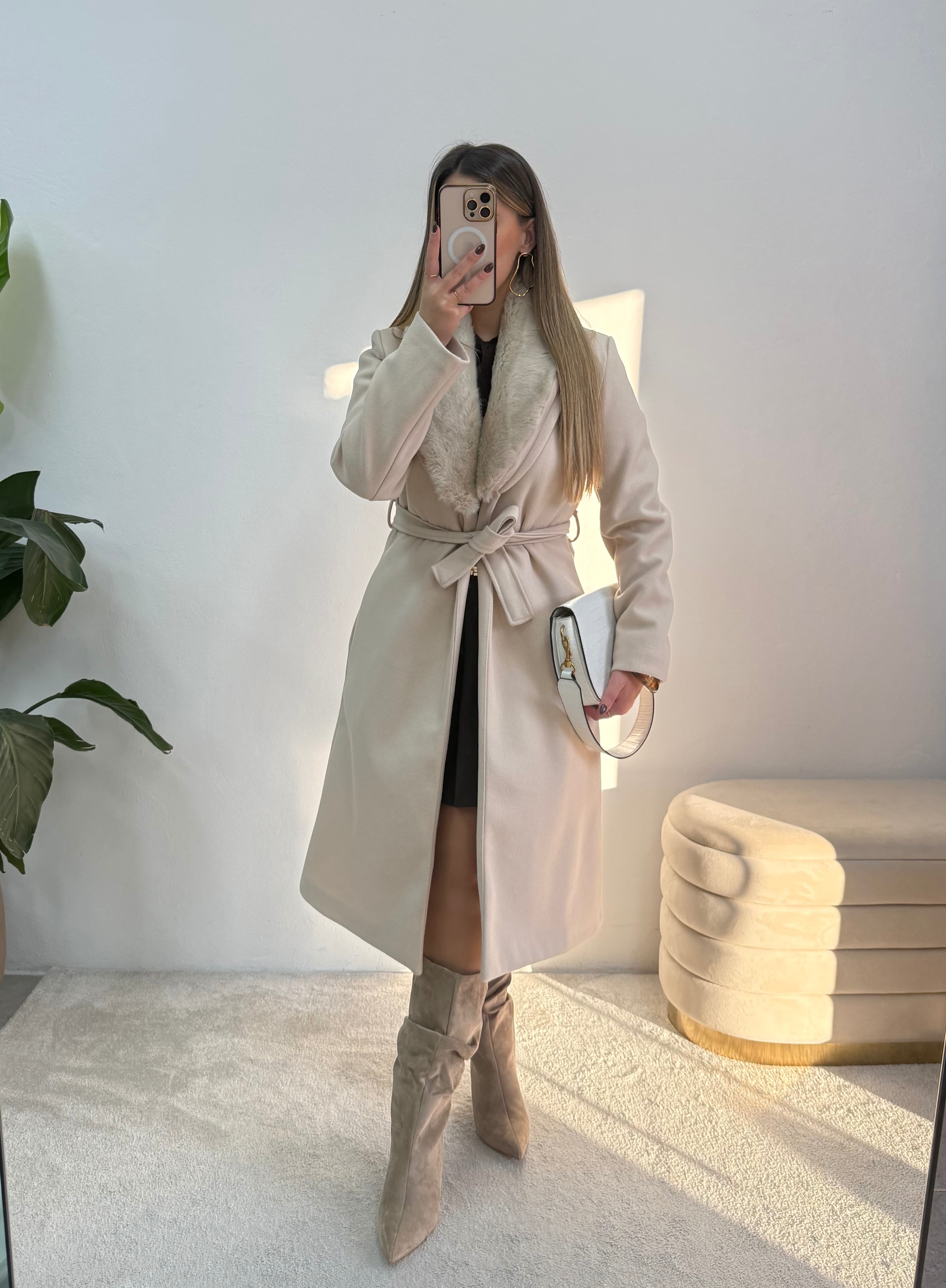 Sobretudo bege com gola em pêlo