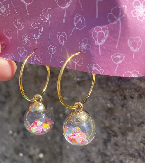 Argolas Douradas com Bola de Corações Coloridos