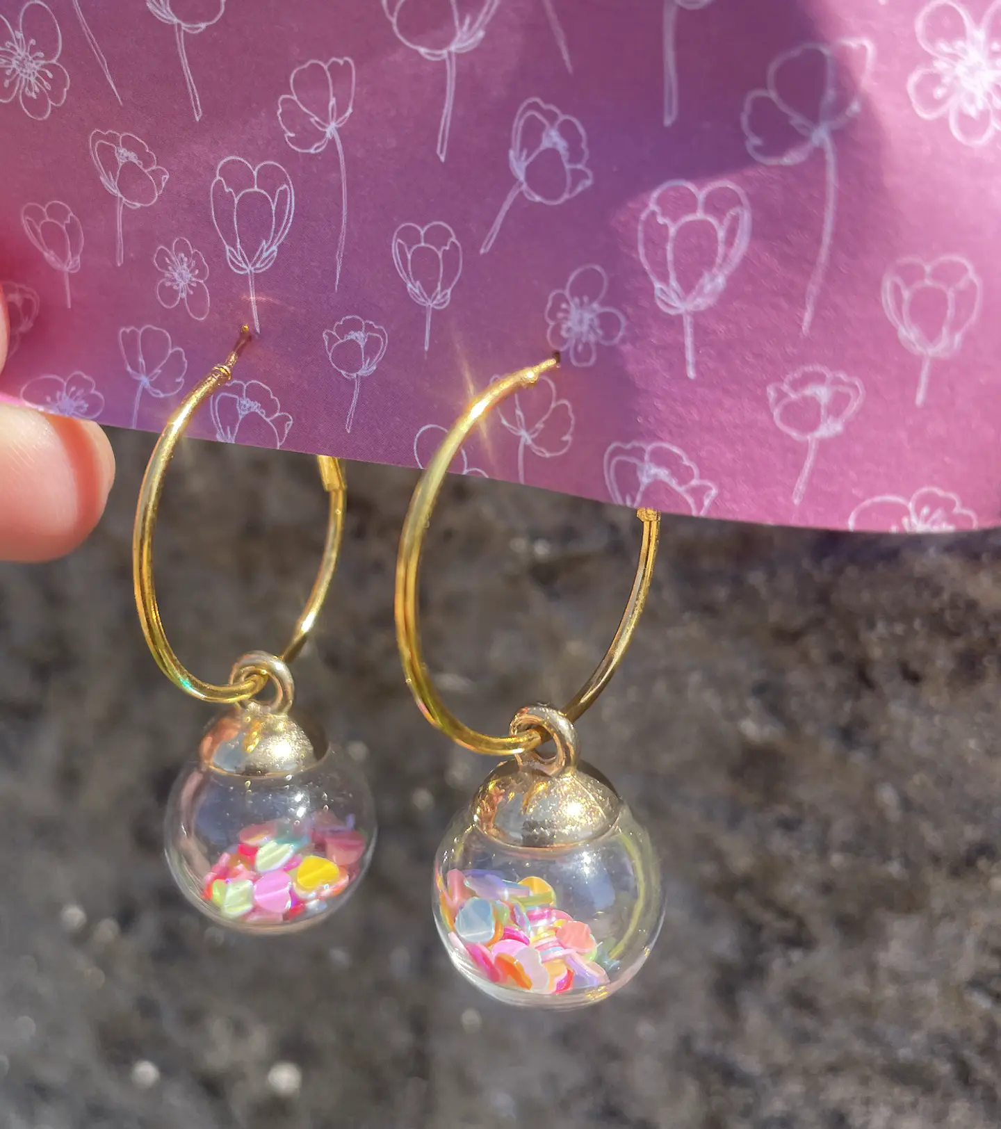 Argolas Douradas com Bola de Corações Coloridos 1