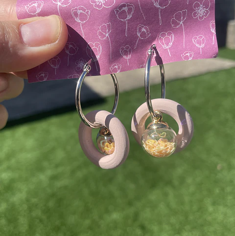 Argolas Prateadas com Pendente Rosa e Bola de Corações