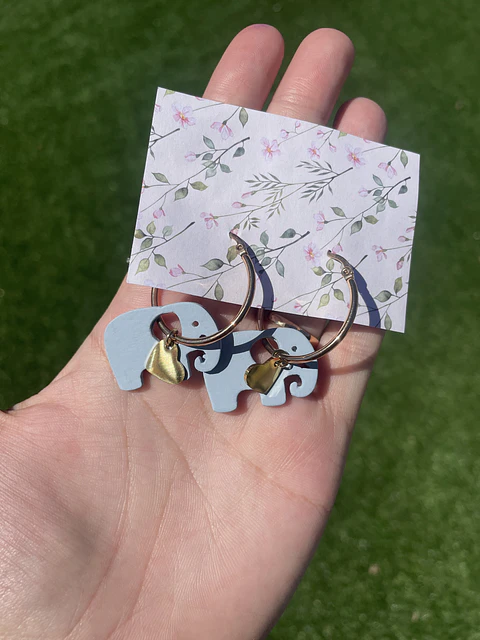 Argolas Douradas com Pendente de Elefante e Coração Dourado