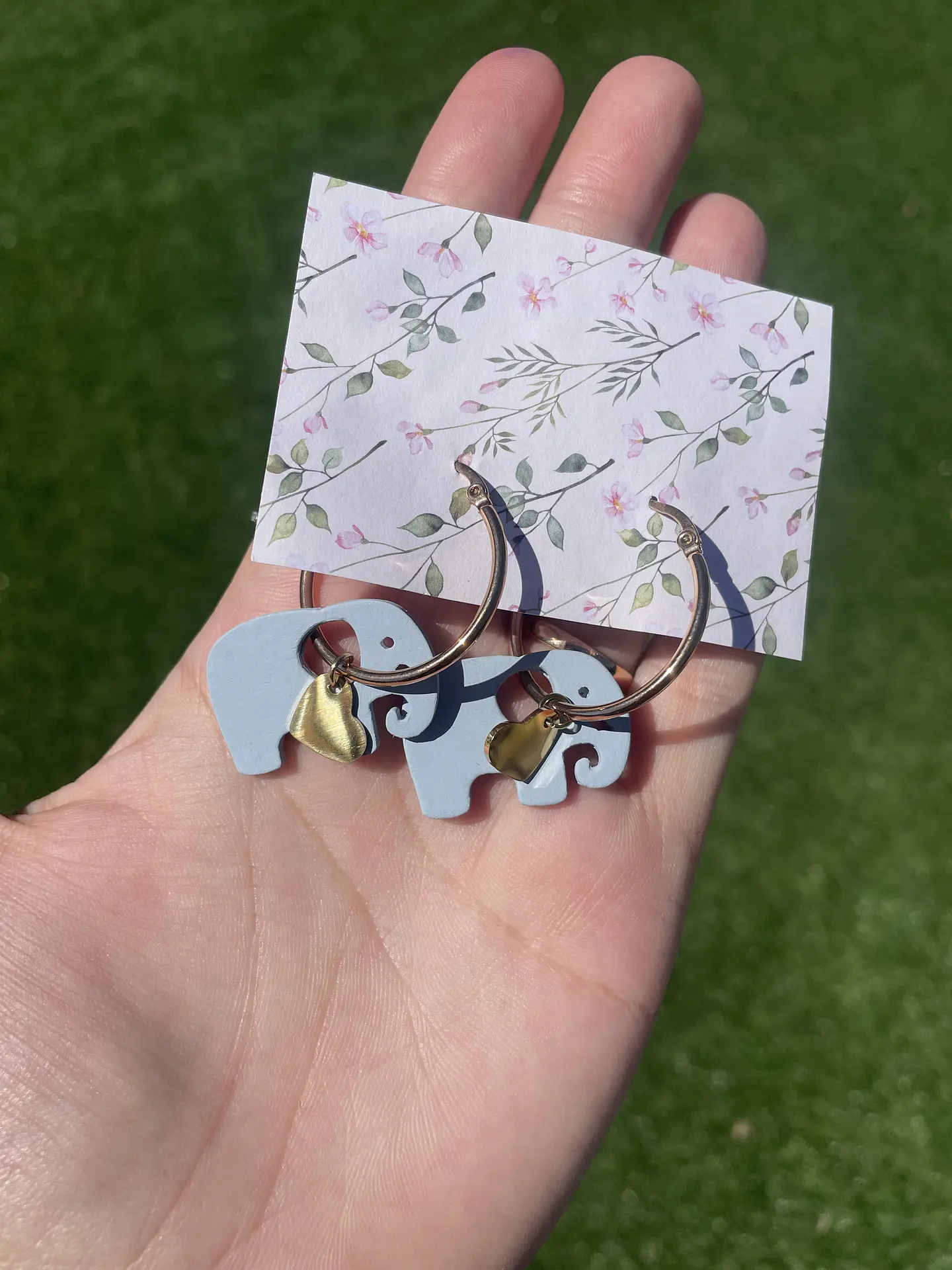 Argolas Douradas com Pendente de Elefante e Coração Dourado 1
