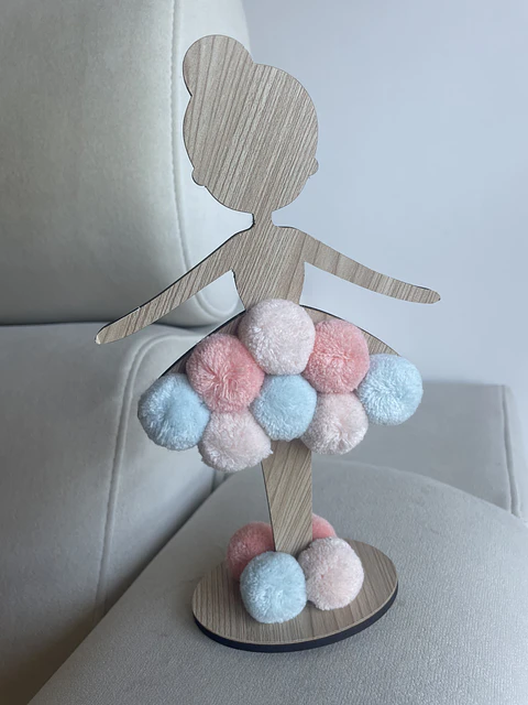Bailarina em Madeira com Pompons Pose de Dança