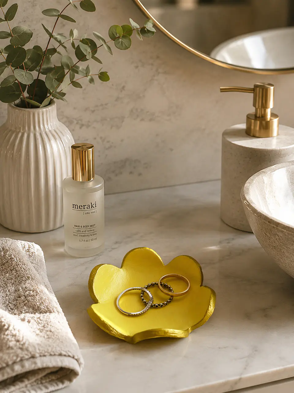 Flor amarela e detalhe em dourado (Porta-Jóias) 1