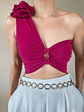 Crop top asimétrico fucsia oscuro con flor y detalle dorado  - Miniatura 4