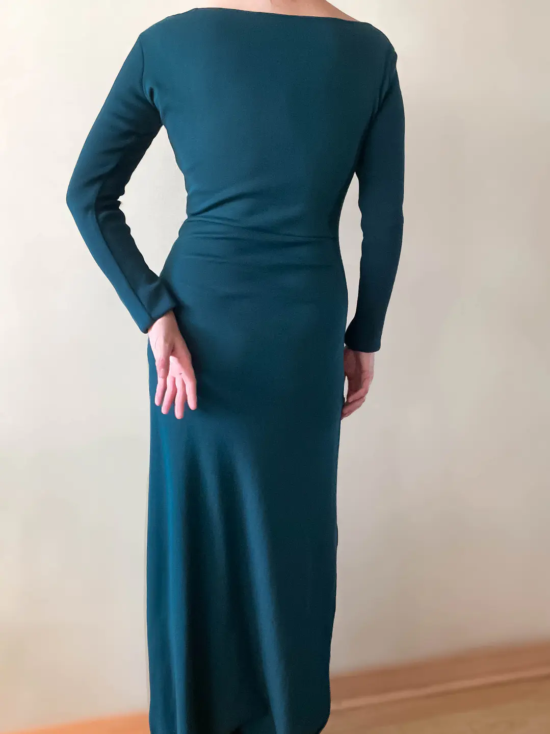 Vestido Largo Verde Petróleo con Argolla y Aberturas Laterales 3