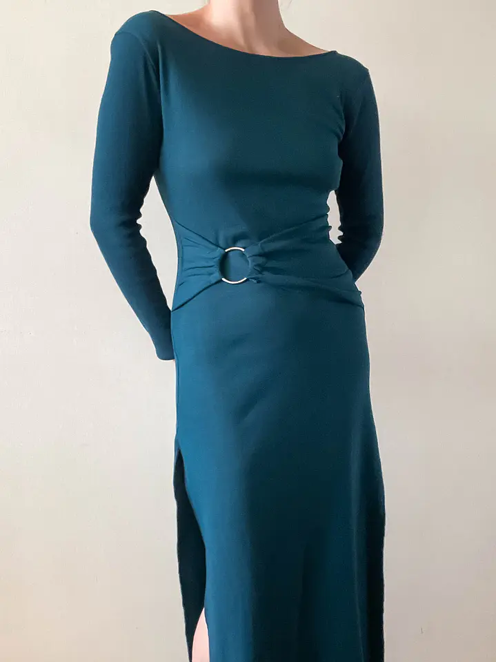 Vestido Largo Verde Petróleo con Argolla y Aberturas Laterales 2