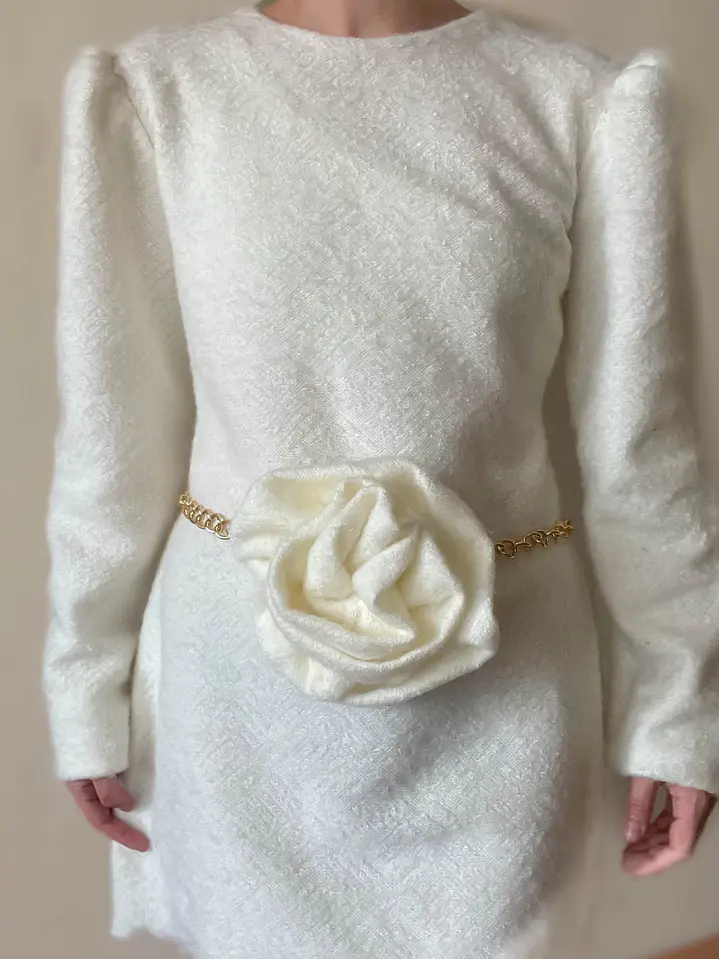 Vestido Corto Estructurado con Flor con cadena Removible  4