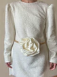 Vestido Corto Estructurado con Flor con cadena Removible  - Miniatura 4