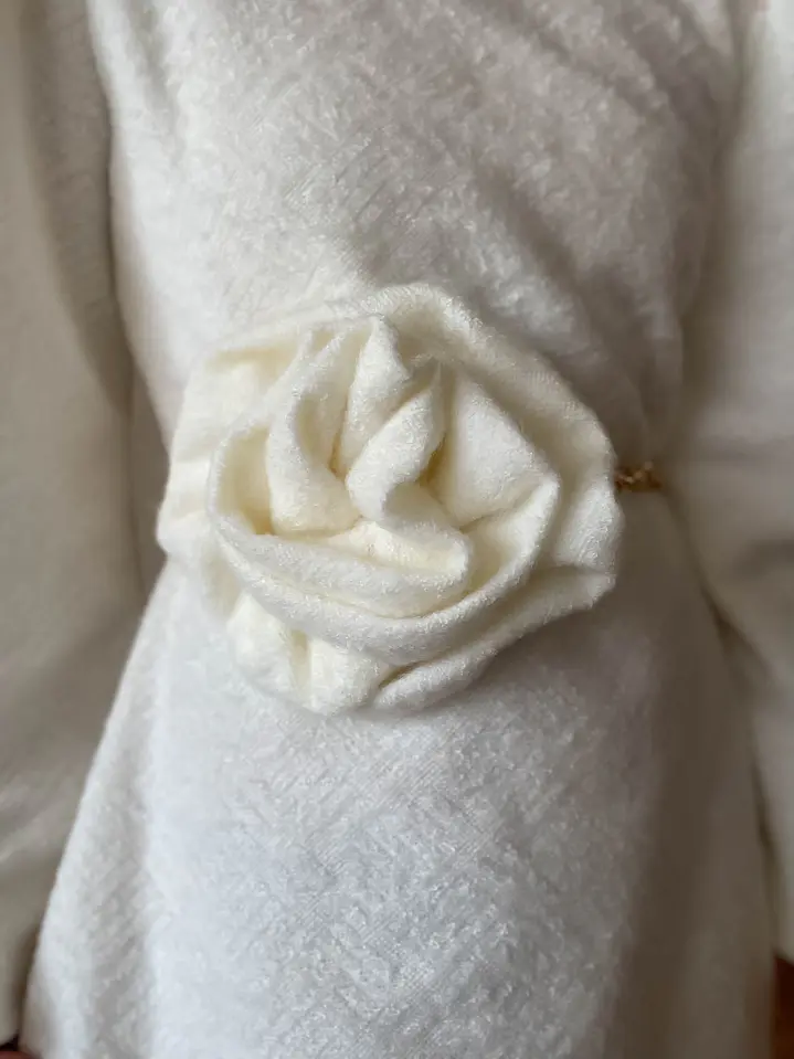Vestido Corto Estructurado con Flor con cadena Removible  2