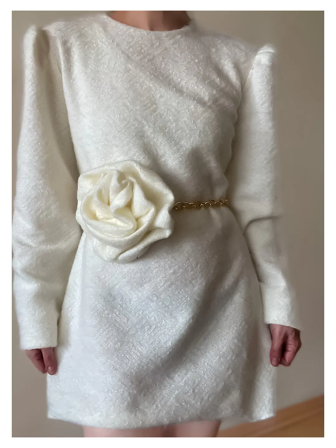 Vestido Corto Estructurado con Flor con cadena Removible  5
