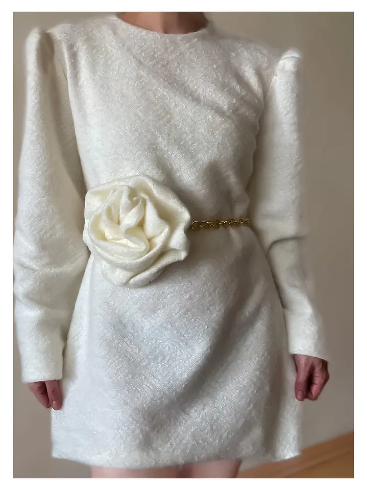 Vestido Corto Estructurado con Flor con cadena Removible  5
