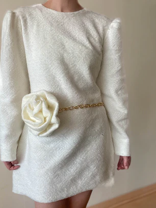Vestido Corto Estructurado con Flor con cadena Removible 