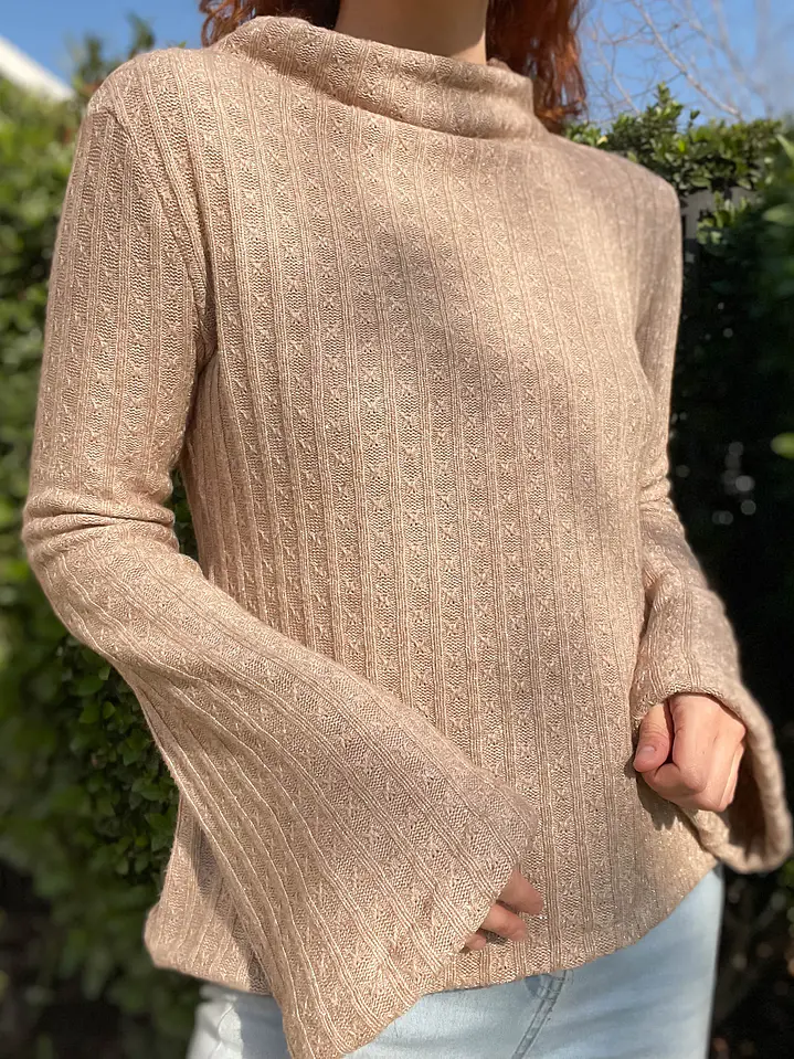 Chaleco beige con brillos plateados y mangas acampanadas 2
