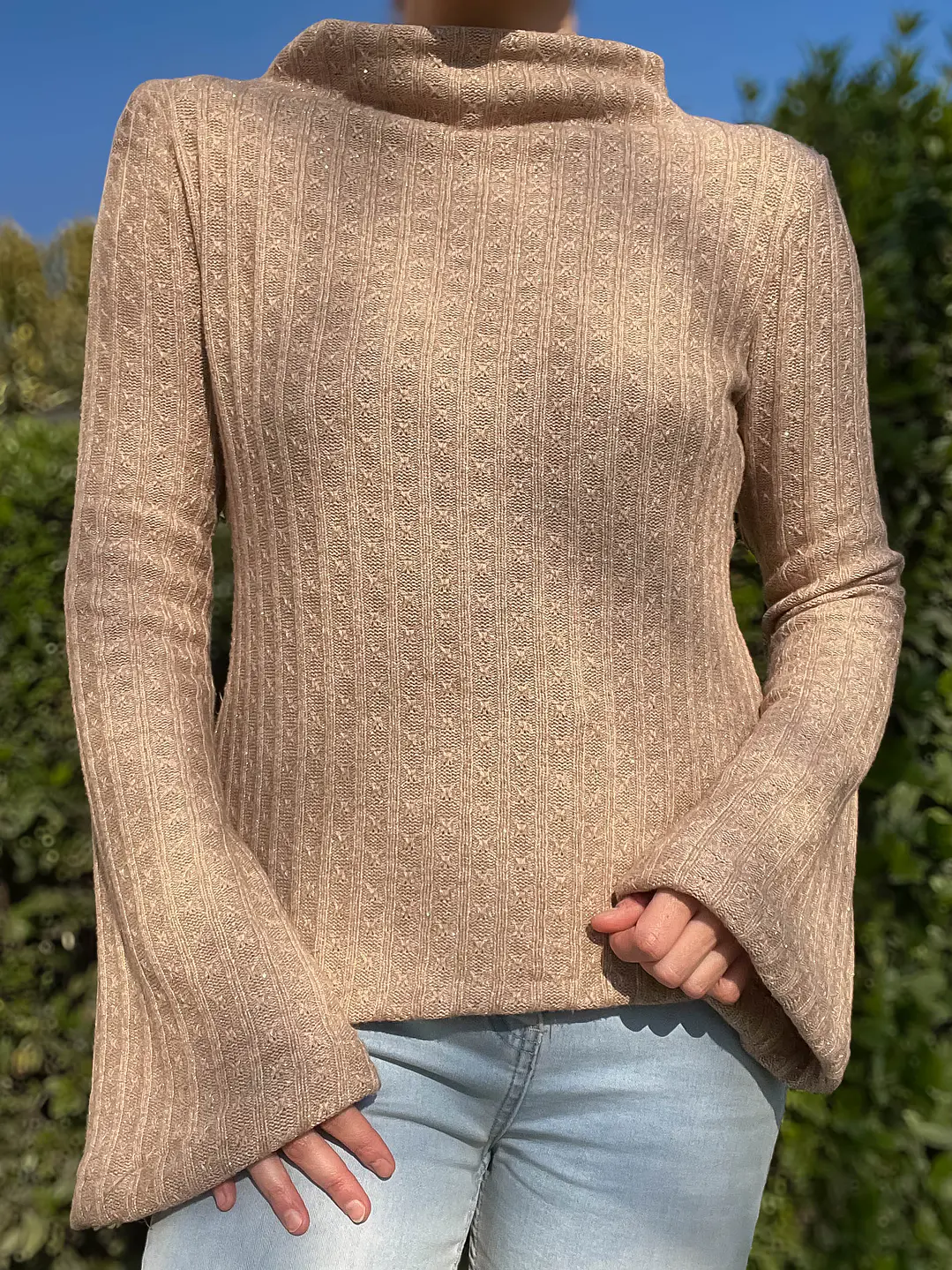 Chaleco beige con brillos plateados y mangas acampanadas 1