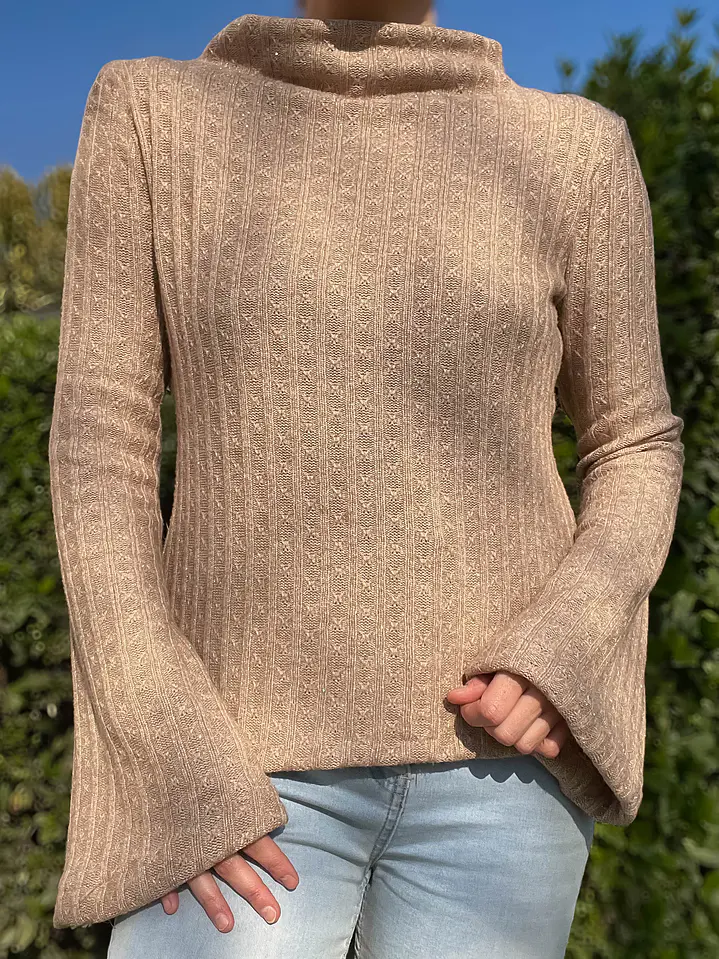 Chaleco beige con brillos plateados y mangas acampanadas 1