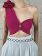 Crop top asimétrico fucsia oscuro con flor y detalle dorado  - Miniatura 1