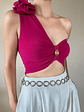 Crop top asimétrico fucsia oscuro con flor y detalle dorado  - Miniatura 2