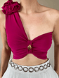Crop top asimétrico fucsia oscuro con flor y detalle dorado  - Miniatura 6