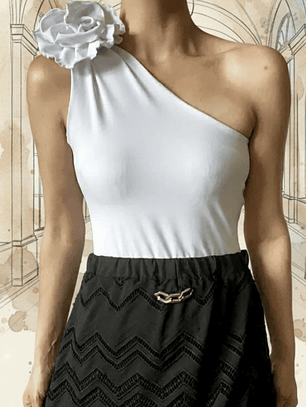 Top asimétrico con flor relieve blanco
