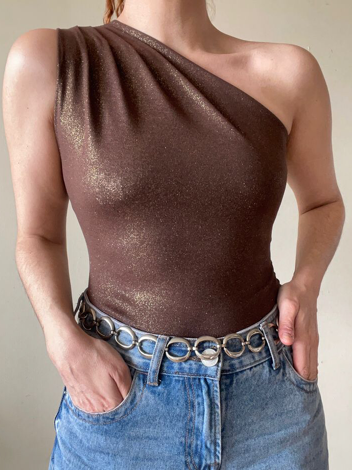 Top asimétrico café dorado  4