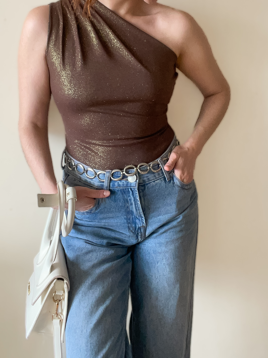 Top asimétrico café dorado  2