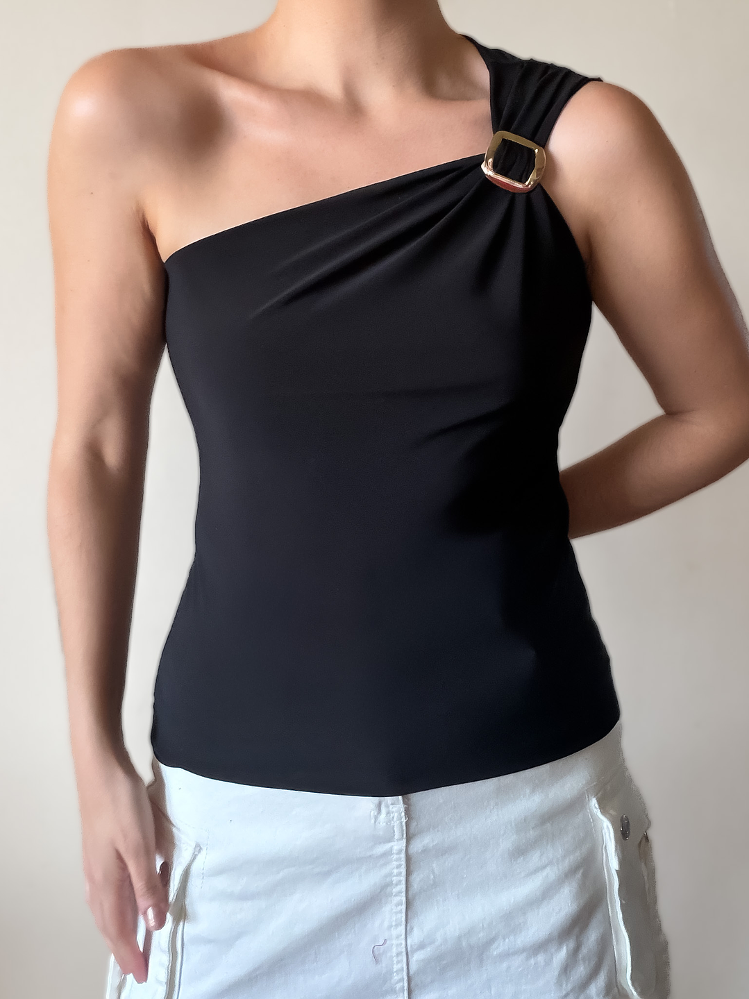 Top asimetrico con hebilla  2